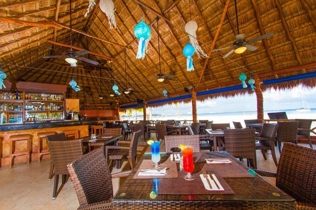 Cancun Beachfront Condo Екстериор снимка
